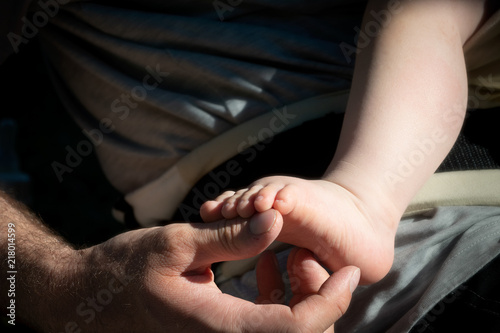 Vaterhand und Babyfuss