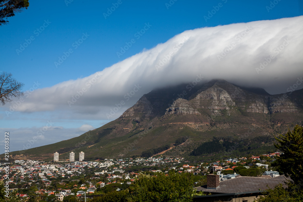 Tapis de nuage descendant de Table mountain à Cape Town