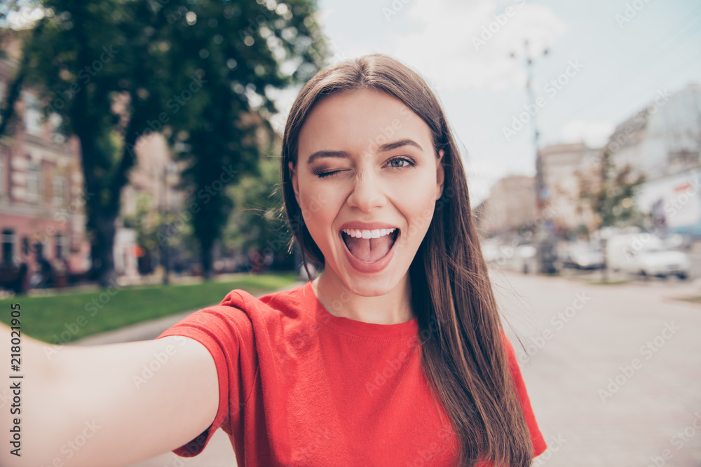 Φωτογραφία Young woman with dark hair winks and wide open her mouth shootin