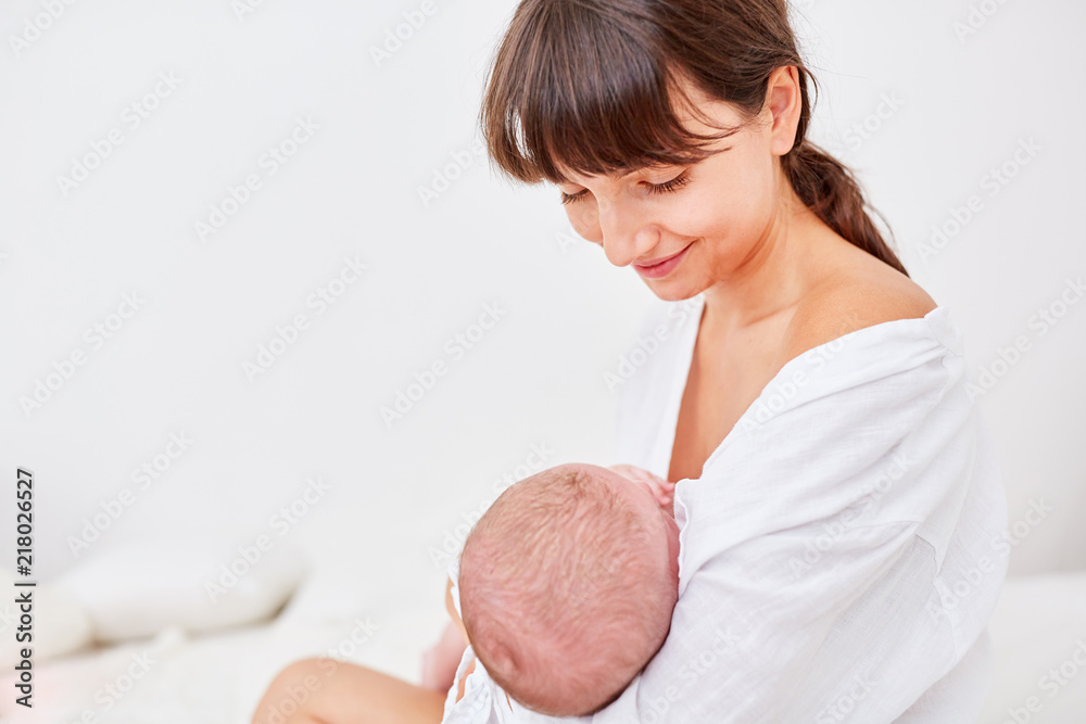 Baby Nuckelt Die Ganze Nacht An Der Brust stock.adobe.com