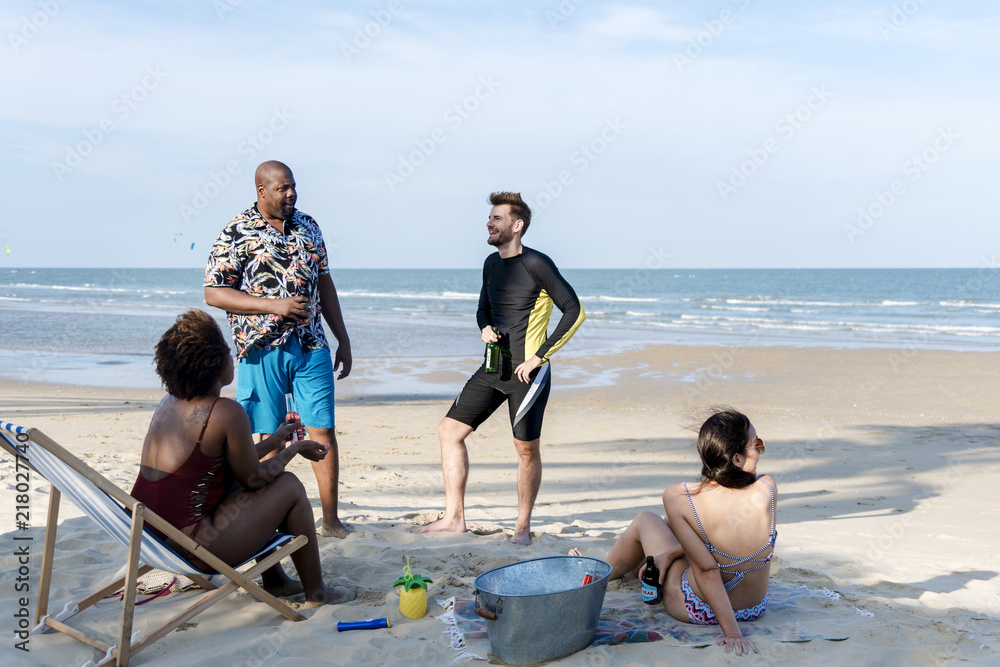 Obraz premium Diverse friends having fun at the beach