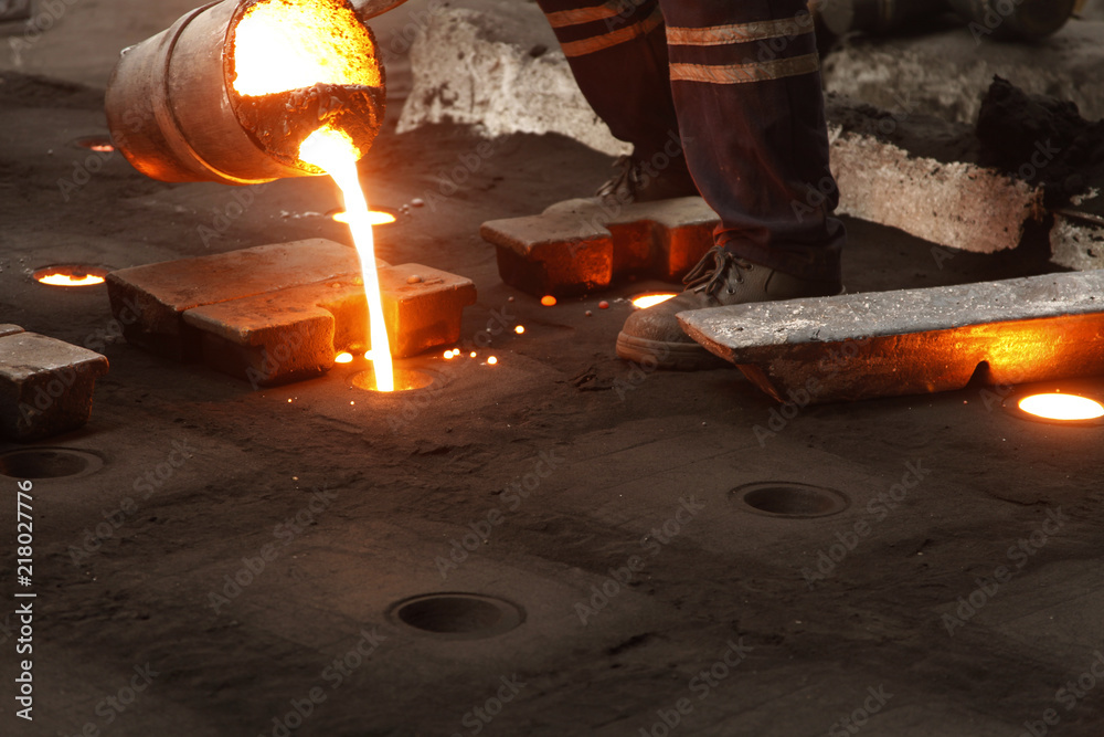 Fotografie A man working in a steel foundry