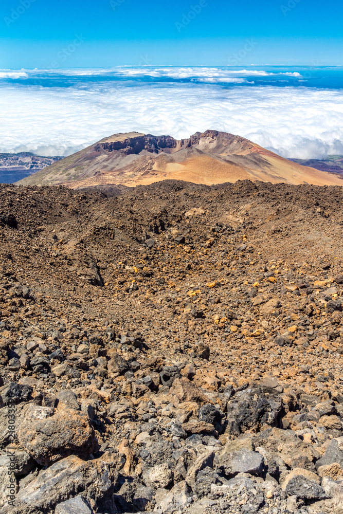 Wolkendecke über der Lavaformation am Teide-Vulkan