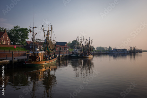 Bild auf Leinwand Fischkutter in ostfriesischem Hafen