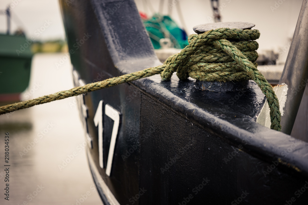 Fototapeta premium Fischkutter in ostfriesischem Hafen