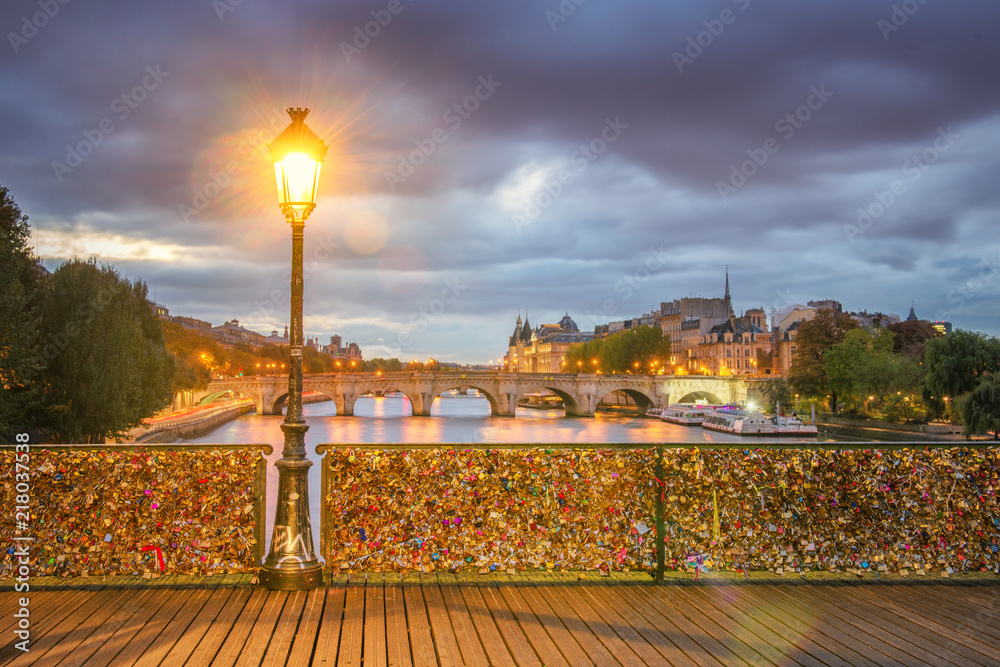 Fototapeta Paryż - pierwsze światło Pont des Arts