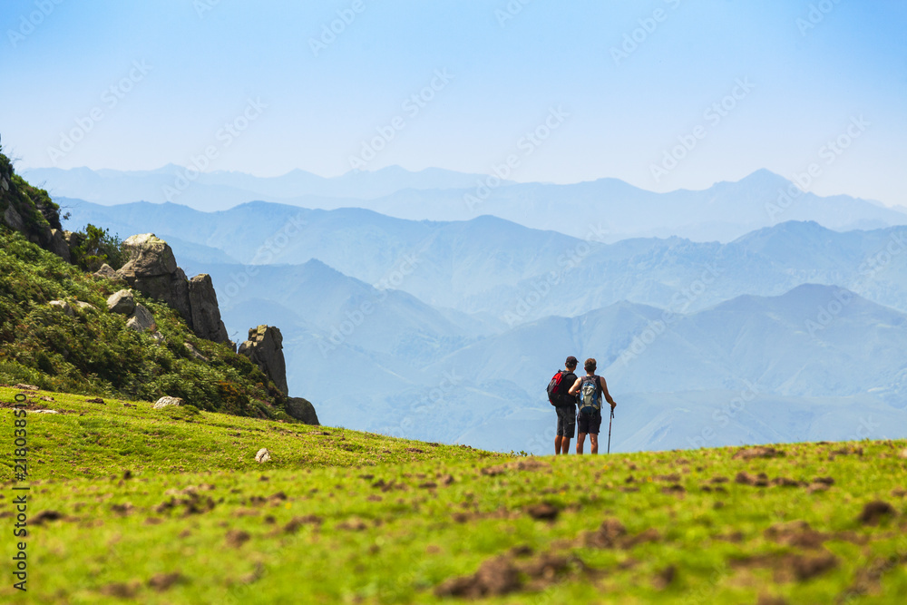 Dos personas haciendo senderismo en las montañas del Sueve, Asturias
