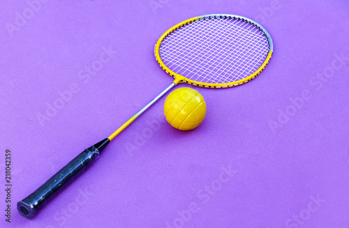 Foto Colorful badminton racket and yellow boche ball on purple yoga training mat