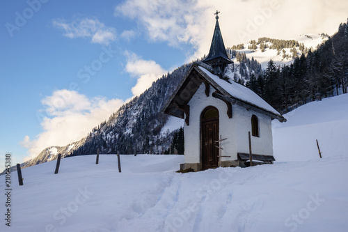 Christliche Kapelle bei Schnee © Luis
