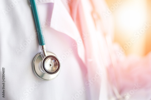 Foto Medical doctor or physician in white gown uniform with stethoscope in hospital o