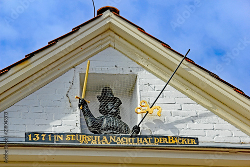 Lüneburger Stadtgeschichte: Historische Bäckerskulptur (14. Jh.) photo