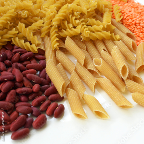 épicerie / produits secs en vrac : céréales et légumineuses (pâtes, haricots rouges et lentilles corail)