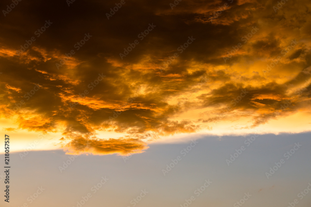 Obraz premium colorful dramatic sky with cloud at sunset.