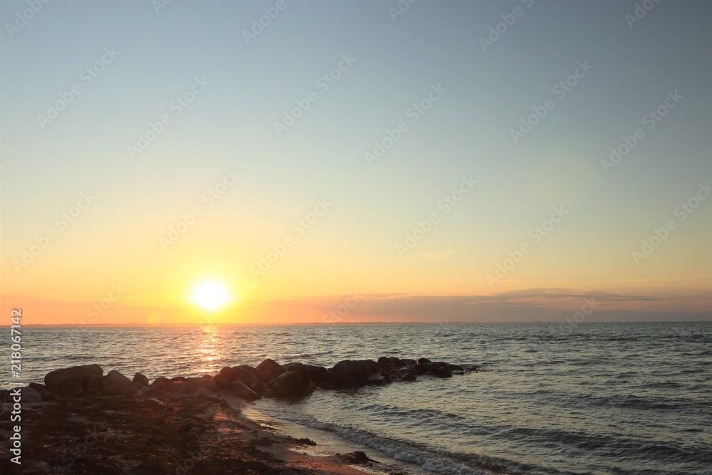 romantischer Sonnenuntergang am Meer, Konzept, Trauer, Seebestattung, Abschied 