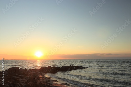 romantischer Sonnenuntergang am Meer, Konzept, Trauer, Seebestattung, Abschied 