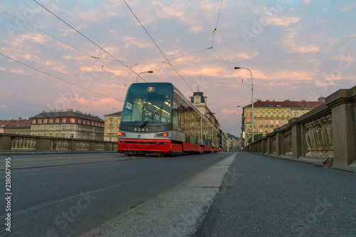 tram elettrico che passa sul ponte nella città di Praga nella prima mattina nell'ora d'oro