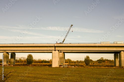 Baukran auf einer Brückenbaustelle in Deutschland
