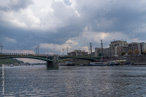 ponte a praga in una giornata nuvolosa © StudioRivoli
