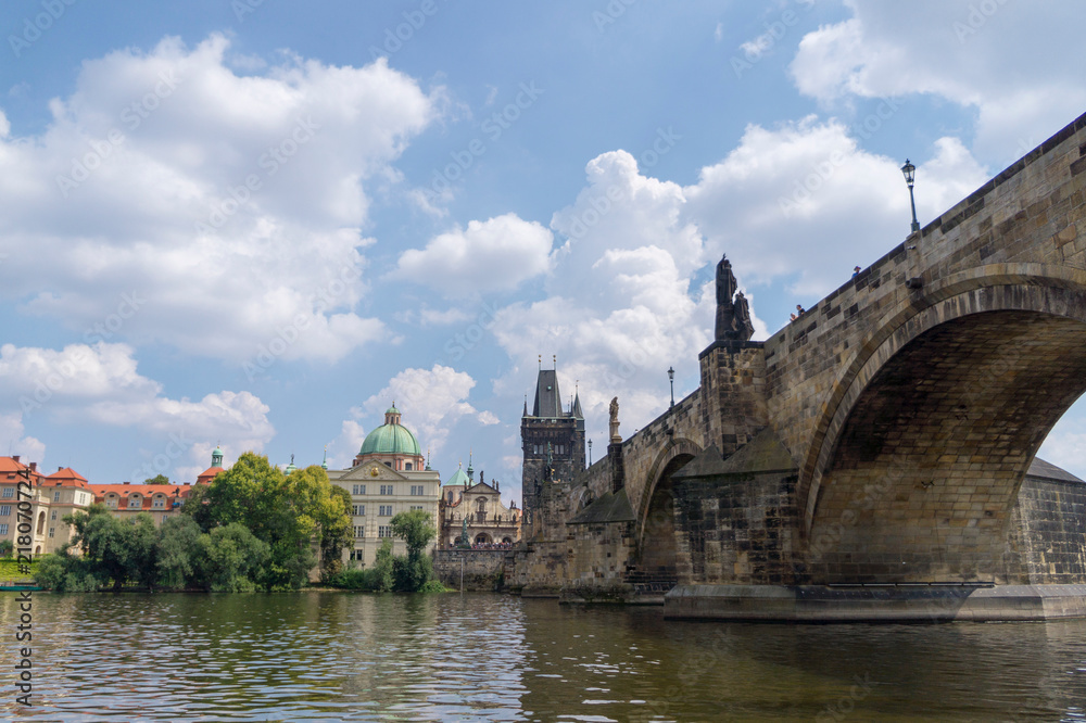 ponte a praga in una giornata di sole ponte a praga in una giornata di sole