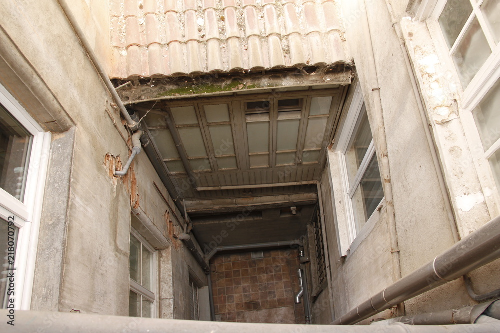 Fototapeta premium Cour intérieure d'un immeuble à Toulouse, Haute-Garonne 