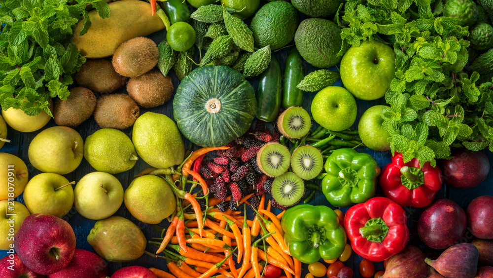 Naklejka Widok z góry różne świeże owoce i warzywa ekologiczne dla zdrowego stylu życia, Wiele surowych produktów do zdrowego odżywiania i diety