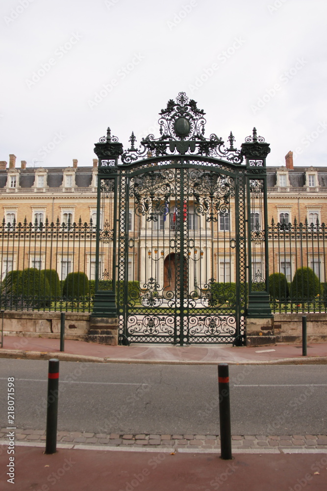 Fototapeta premium Grille du palais Niel à Toulouse, Haute Garonne