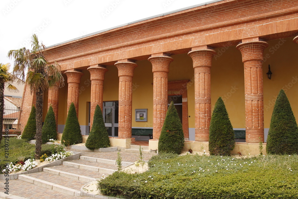 Fototapeta premium Funérarium du cimetière de Terre Cabade à Toulouse, Haute Garonne