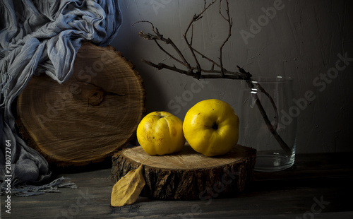 Tableau sur toile Quince, apples, pears on a wooden cut.