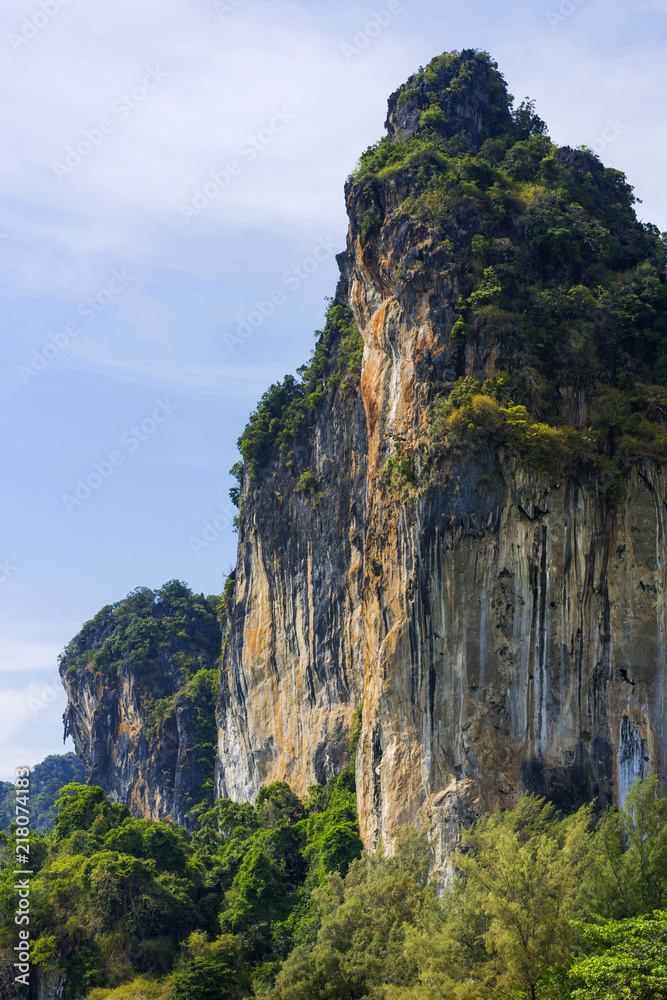 Fototapeta premium Sandsteinfelsen am Railay-beach bei Krabi, Thailand