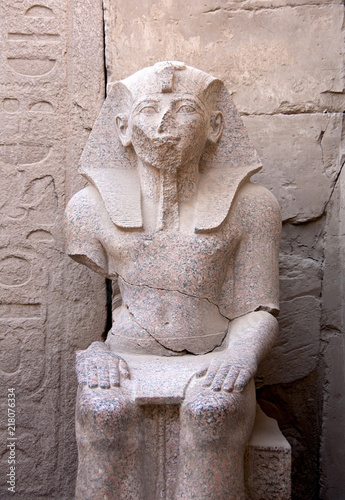 Statue im Tempel von Karnak photo
