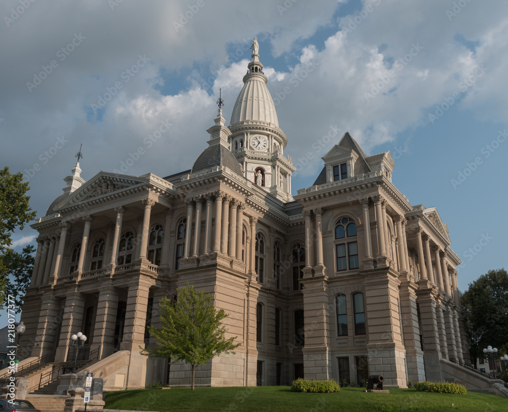 Obraz premium Tippecanoe County Courthouse, Lafayette, Indiana, in the summer
