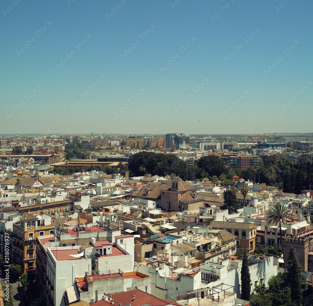 Paisaje urbano del centro de la ciudad de Sevilla en España. Escena diurna con cielo azul despejado y soleado en verano.