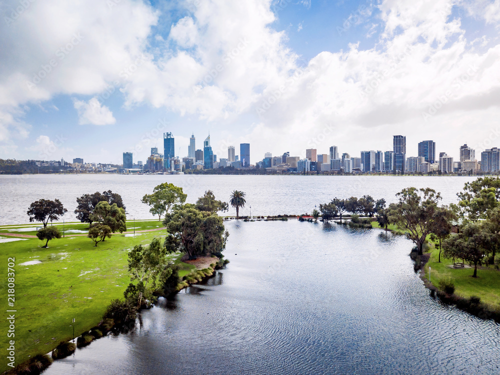 Obraz premium Perth City skyline viewed from South Perth across the Swan River. Western Australia, Australia.