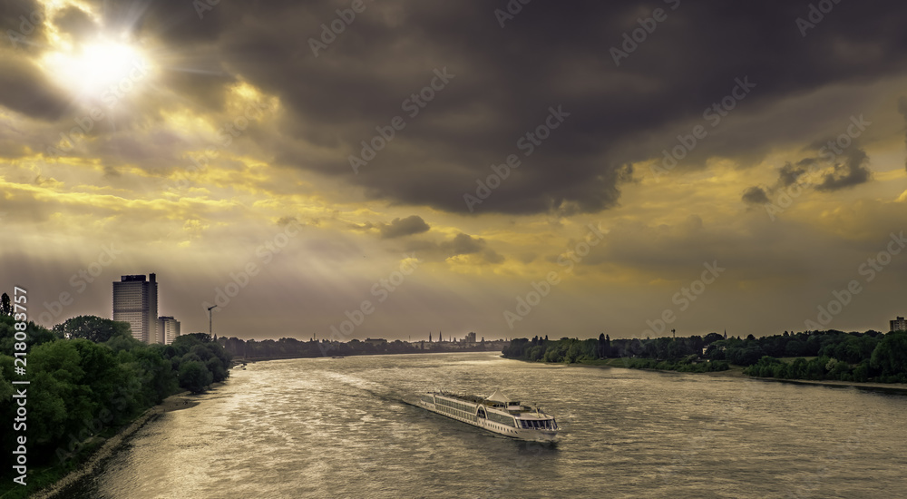Bonner Abendsonne mit Schiff auf dem Rhein am Rheinufer