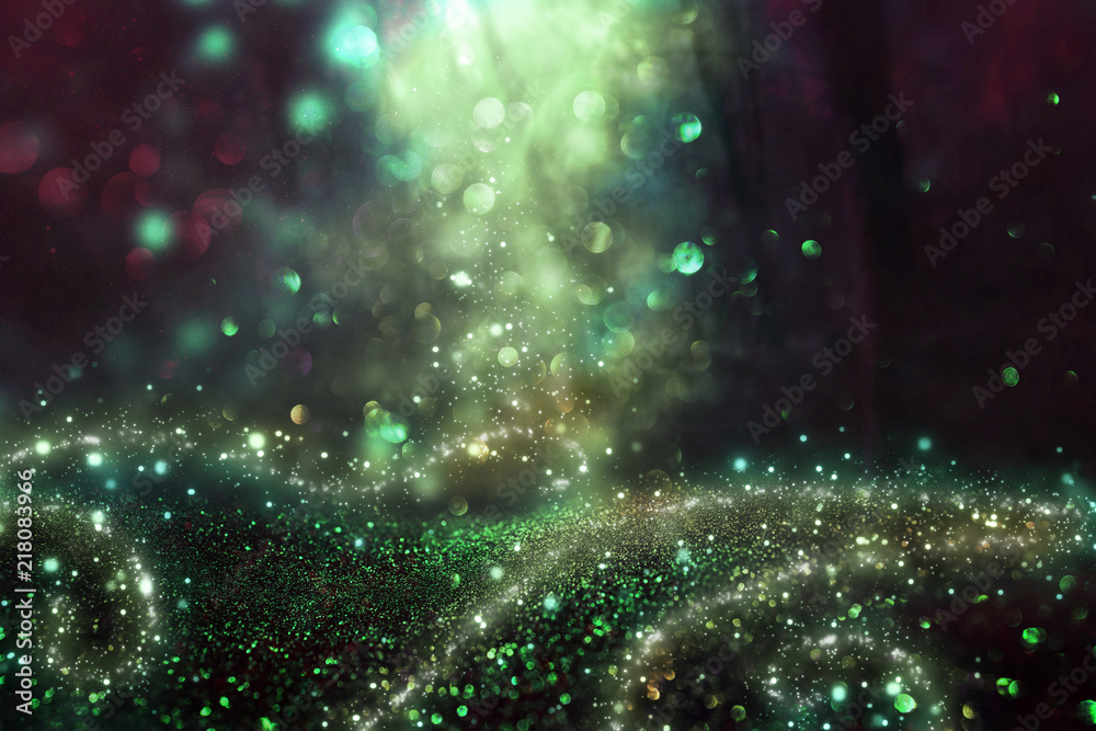 Fototapeta premium Abstrakcjonistyczny i magiczny wizerunek błyskotliwości Firefly lata w noc lesie. Koncepcja bajki.