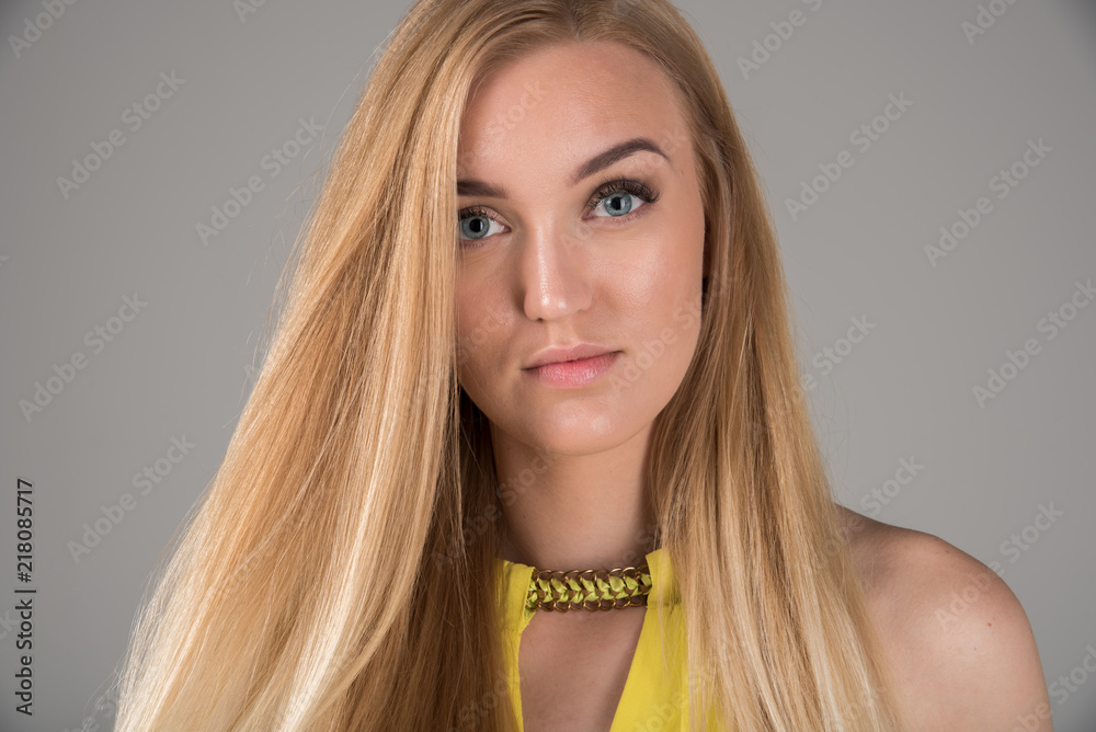 Naklejka premium Blond model in yellow dress