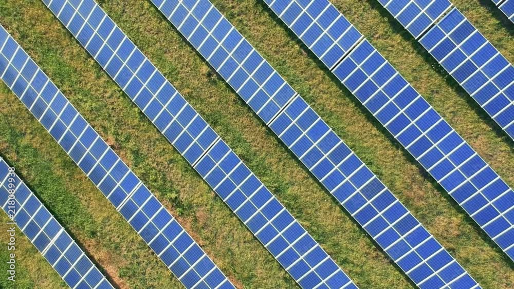 Pannelli solari sorvolati dal drone con movimento verticale
