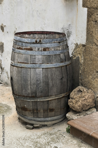 Barril para reposar líquidos con alcohol que ya es viejo y se usa como decoración.