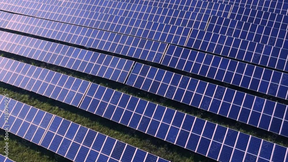 Pannelli fotovoltaici sorvolati dal drone con movimento diagonale Pannelli fotovoltaici sorvolati dal drone con movimento diagonale