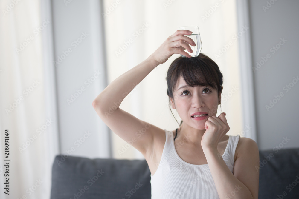 水分補給・女性・ソファ 水分補給・女性・ソファ