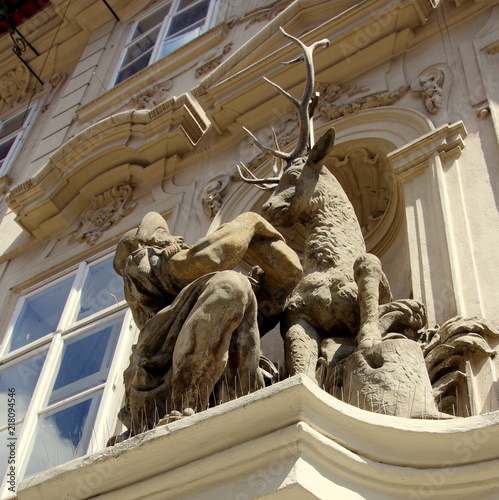 Rycerz i Jeleń, ozdobny posąg na fasadzie starej kamienicy w stolicy Czech, Pradze photo