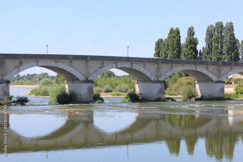 le pont au milieu de l'eau