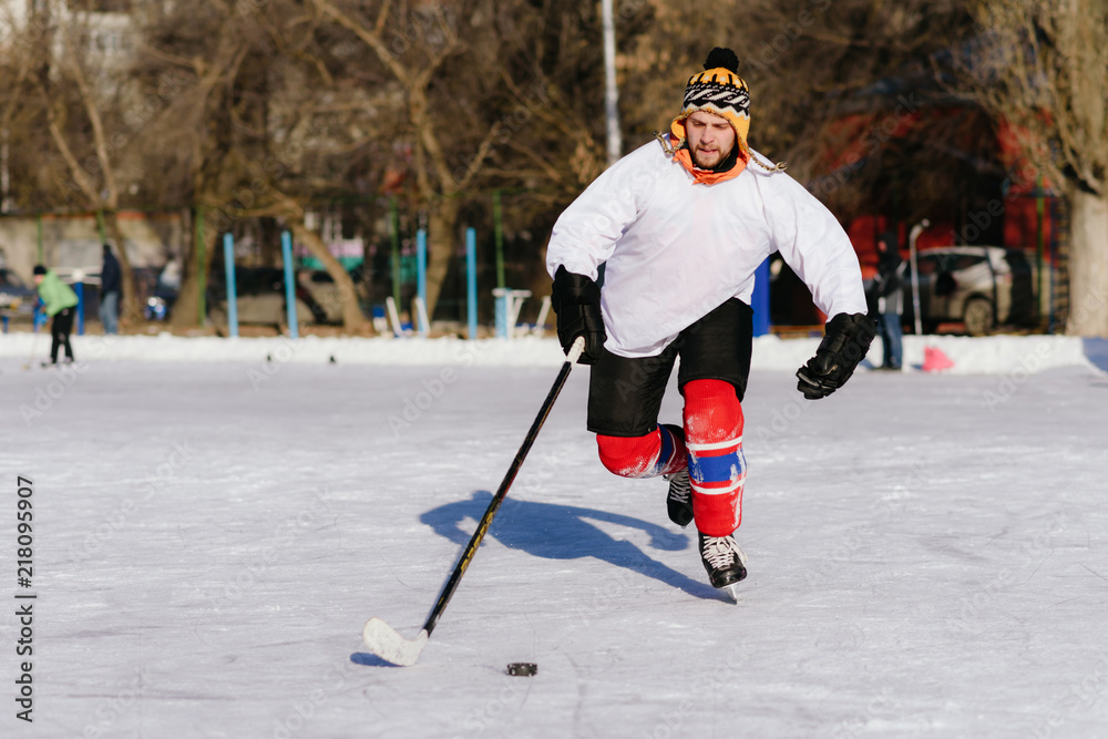 Naklejka premium the man plays hockey on the rink