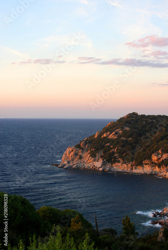 Panorama della costa dell 'Isola D'Elba verso il tramonto