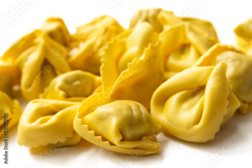 Tortellini freschi su fondo bianco