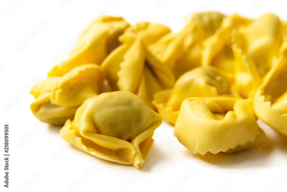Tortellini freschi su fondo bianco Tortellini freschi su fondo bianco