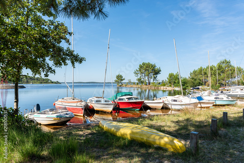Fototapeta Naklejka Na Ścianę i Meble -  LACANAU (France), vue sur le lac