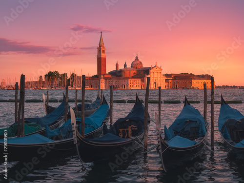 Venecia ,Italia, vistas panoramicas de las gondolas y la Iglesia de San Giorgio Maggiore, al atardecer, en verano, con todos rosas