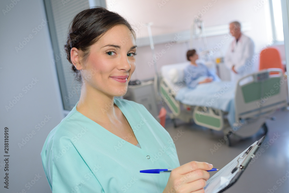 Obraz premium Portrait of nurse with clipboard