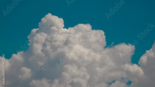 夏の空に湧き上がる入道雲